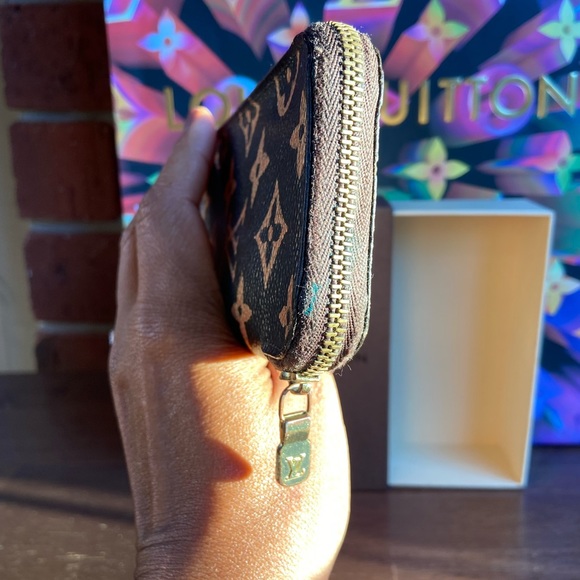 LV - 6 Key w/ zipper - Picture 6 of 15